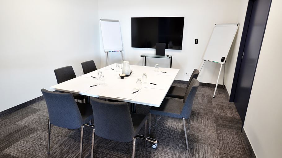 Fantail Room - Boardroom Seating Style | Jet Park Hotel Auckland Airport Conference Centre